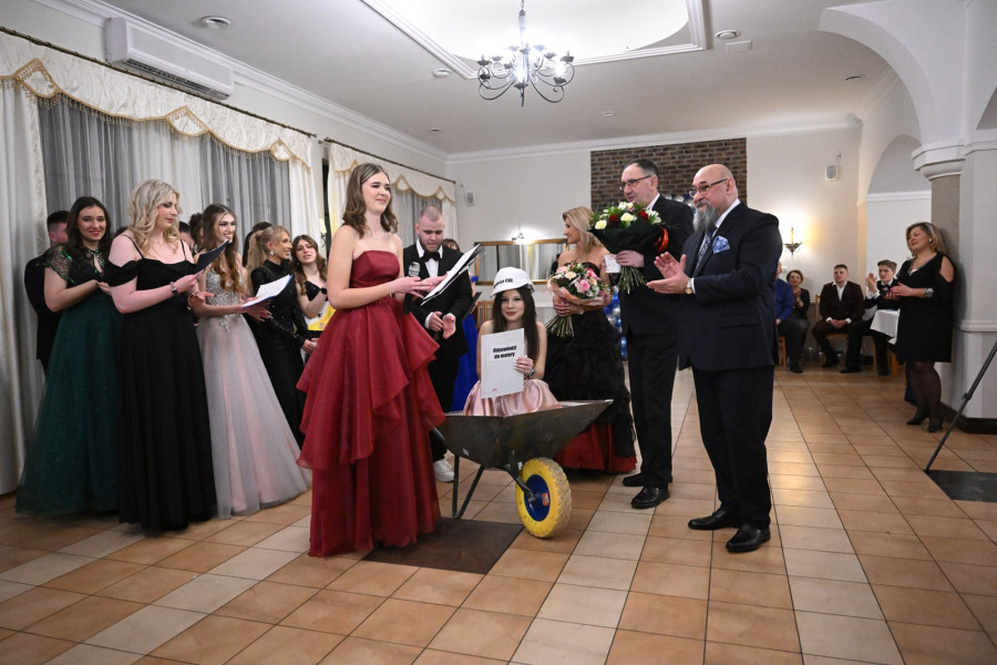 Maturzyści „Budowlanki” bawią sięna studniówce (Piotr Florek lca.pl)