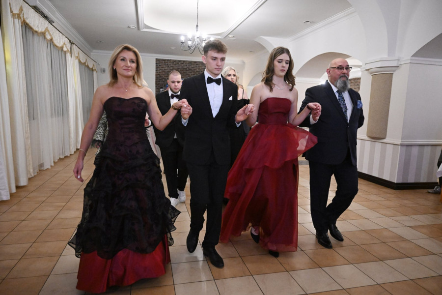 Maturzyści „Budowlanki” bawią się na studniówce (Piotr Florek lca.pl)