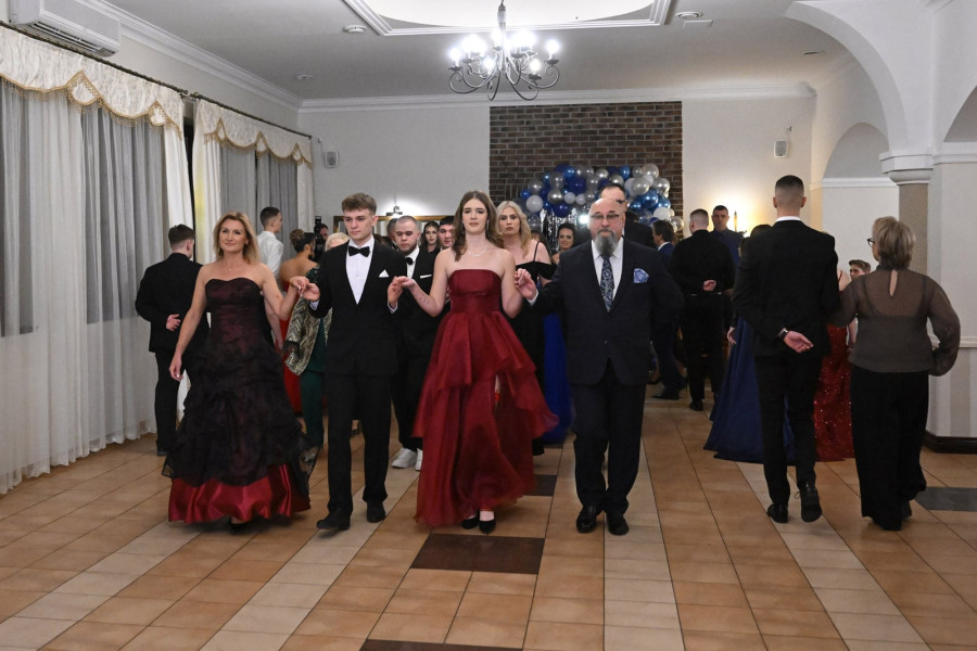 Maturzyści „Budowlanki” bawią się na studniówce (Piotr Florek lca.pl)