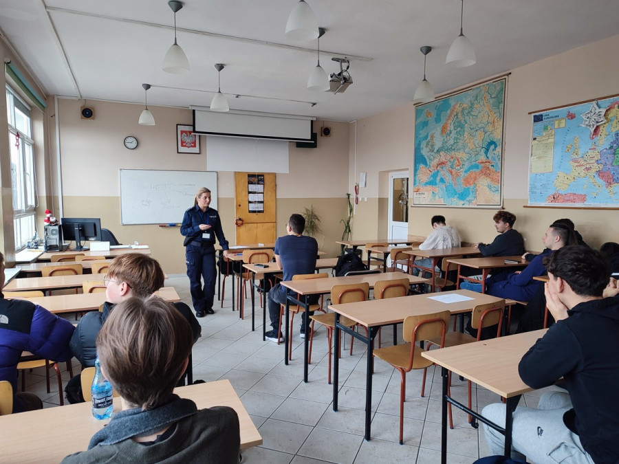 Rozmawiali o hejcie w legnickiej „Henrykówce” (źródło: KMP Legnica)