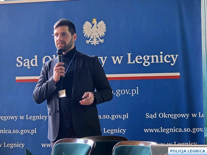 Policjant przeszkolił pracowników sądu (źródło: KMP Legnica)