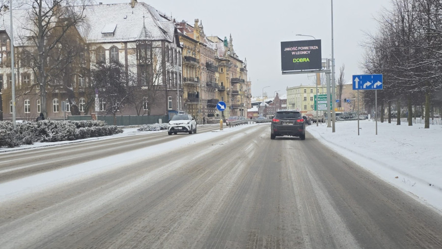 Drogi w Legnicy w godzinach szczytu (Piotr Florek lca.pl)