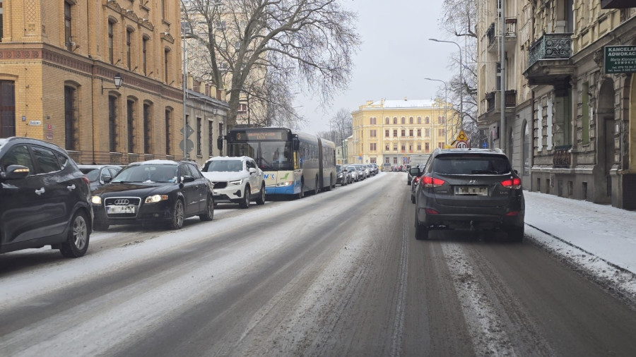 Drogi w Legnicy w godzinach szczytu (Piotr Florek lca.pl)