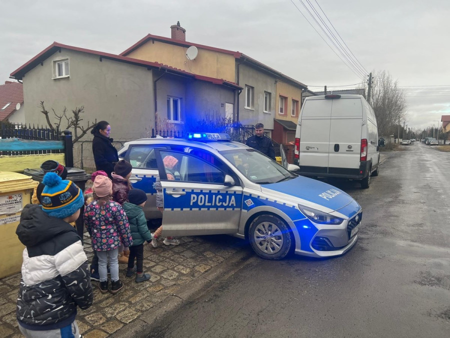 Przedszkolaki z „Miedzianego Krasnoludka” uczyły się zasad bezpieczeństwa (źródło: KMP Legnica)