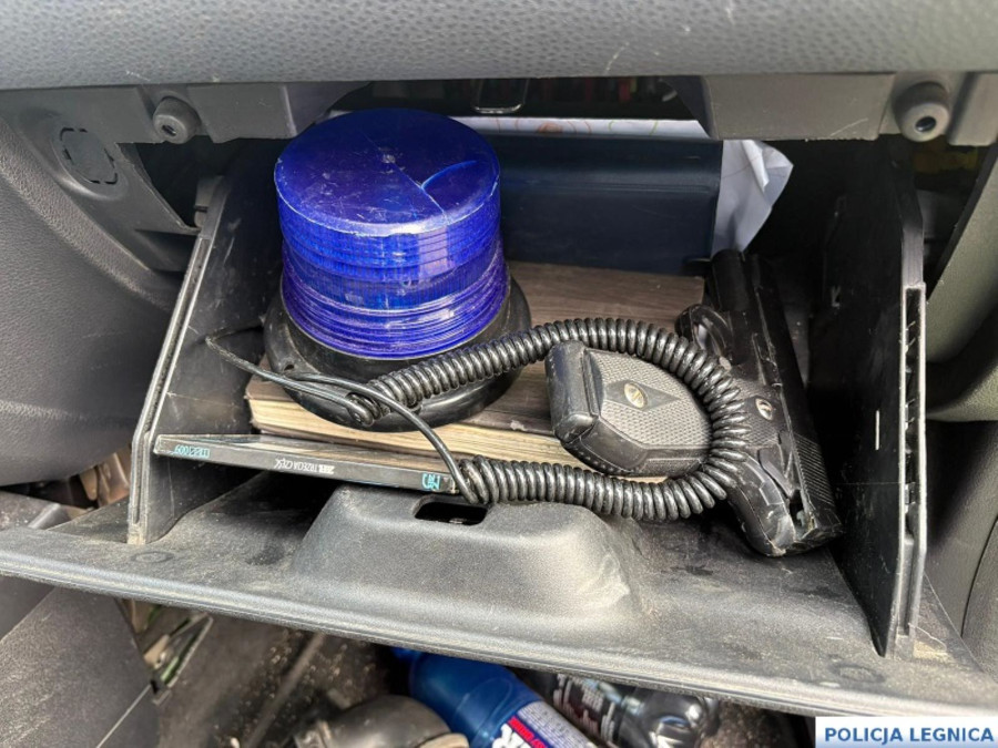 Uciekał przed policją, w aucie miał replikę broni (źródło: KMP Legnica)