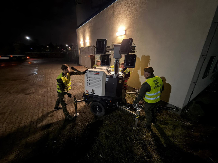 Agregaty ratują szpital przy Borowskiej (źródło: Fb. Dolnośląski Urząd Wojewódzki we Wrocławiu)