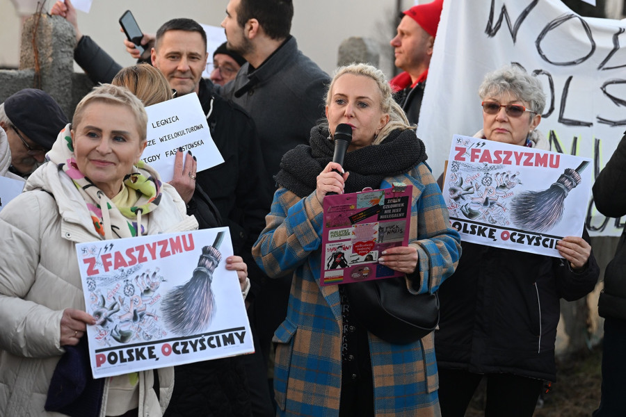 AK i NSZ obok symboli III Rzeszy na proteście przeciwko Bąkiewiczowi (Piotr Florek lca.pl)