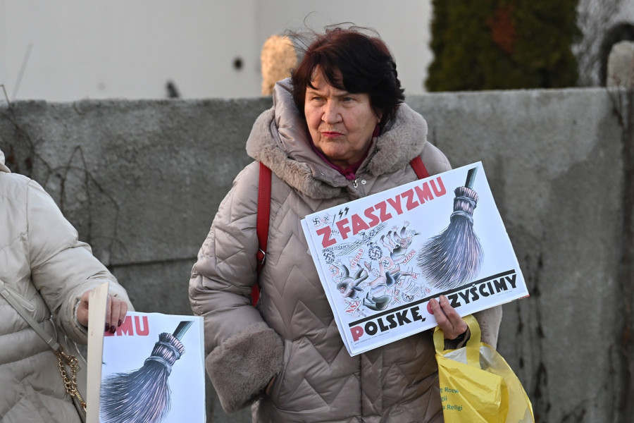 AK i NSZ obok symboli III Rzeszy na proteście przeciwko Bąkiewiczowi (Piotr Florek lca.pl)