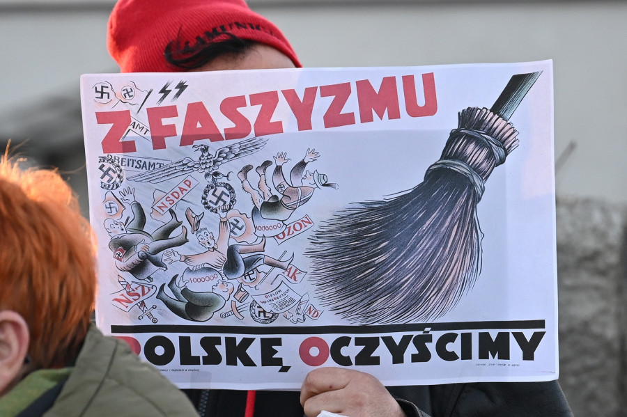 AK i NSZ obok symboli III Rzeszy na proteście przeciwko Bąkiewiczowi (Piotr Florek lca.pl)