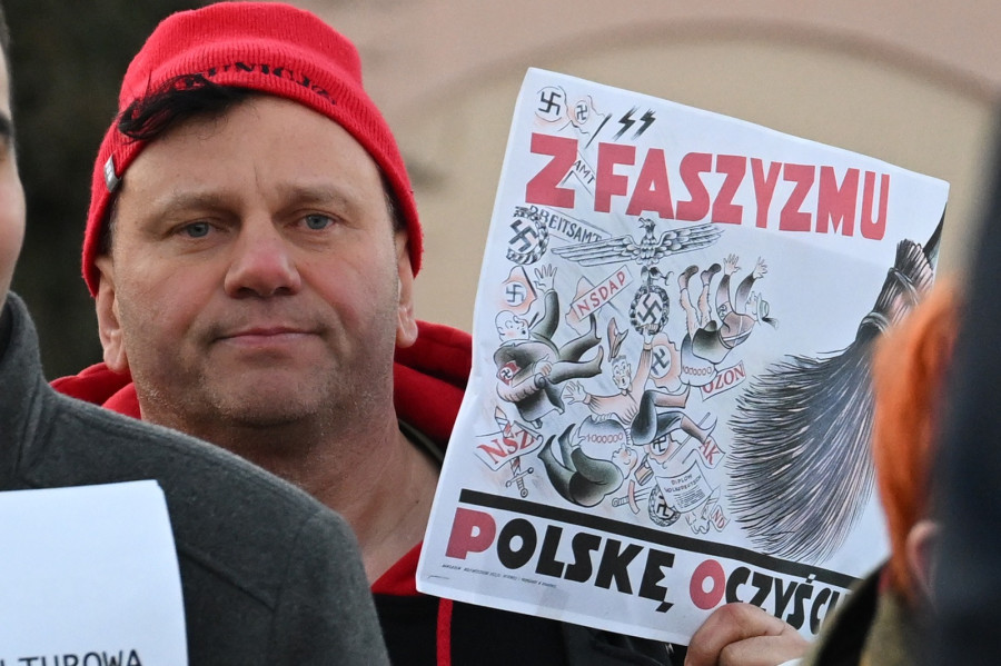 AK i NSZ obok symboli III Rzeszy na proteście przeciwko Bąkiewiczowi (Piotr Florek lca.pl)