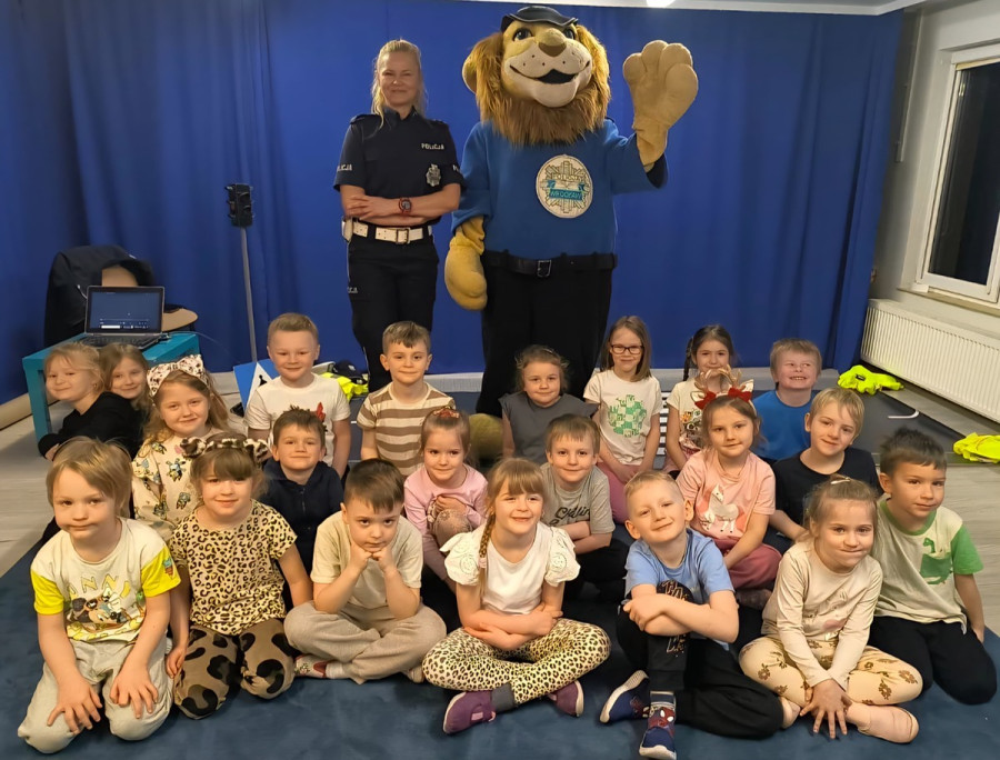 Policjantka uczyła dzieci zasad ruchu drogowego (źródło: KMP Legnica))