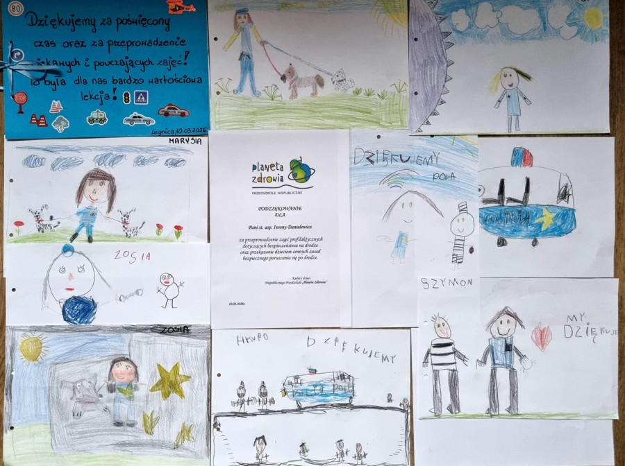 Policjantka uczyła dzieci zasad ruchu drogowego (źródło: KMP Legnica))