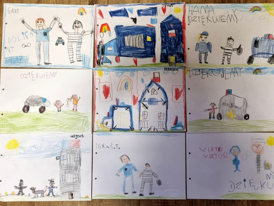 Policjantka uczyła dzieci zasad ruchu drogowego (źródło: KMP Legnica))