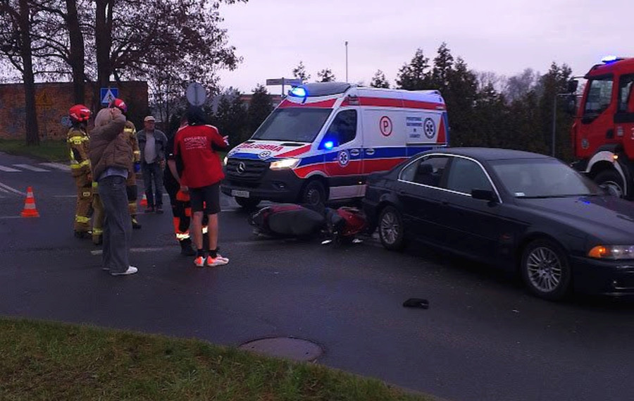 Motorowerzysta i pasażer bmw trafili do szpitala (WO)
