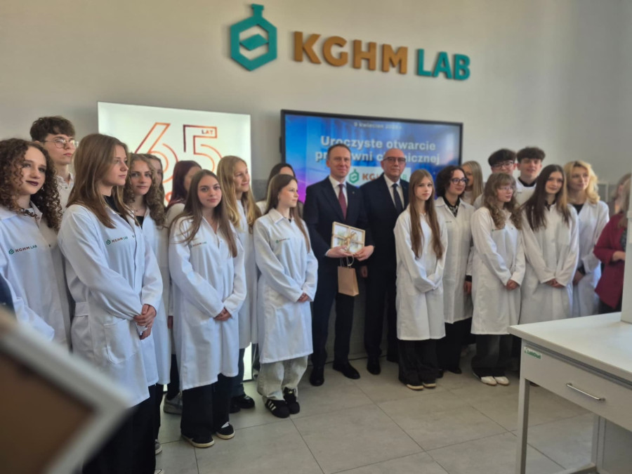 KGHM stworzył pracownię chemiczną w II LO (LS lca.pl)