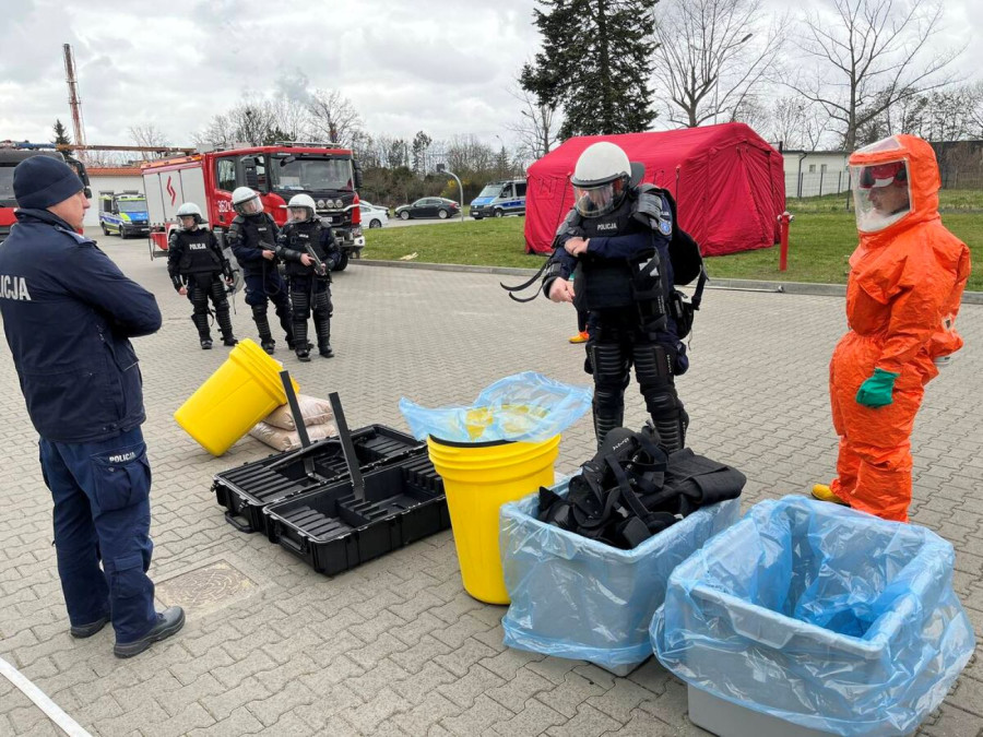 Legniccy policjanci i strażacy trenowali akcję ratunkową (źródło: Komenda Miejska Państwowej Straży Pożarnej w Legnicy)