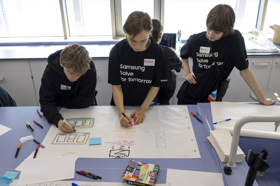 Uczniowie I LO stworzyli IZI dla seniorów. Zagłosuj na ich projekt (mat. prasowe)