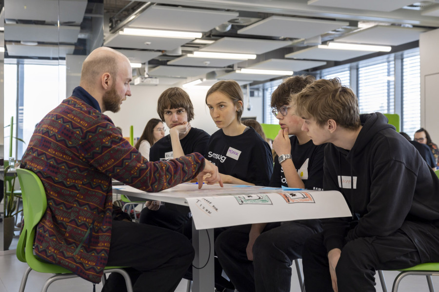 Uczniowie I LO stworzyli IZI dla seniorów. Zagłosuj na ich projekt (mat. prasowe)