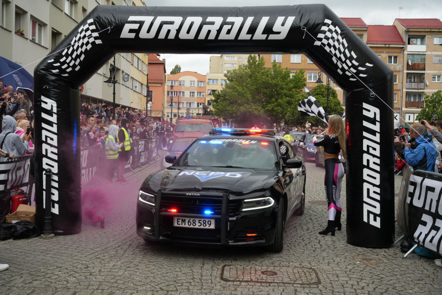Tak wyglądał start EuroRally w Legnicy (Wojciech Skulimowski lca.pl)