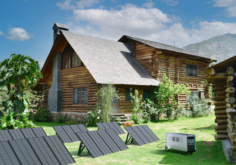 Panele PV na gruncie przy domu z ogrodem