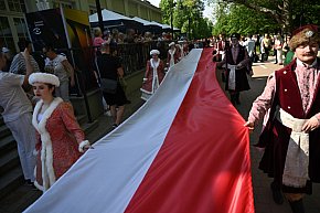 Uczcili Dzień Flagi, niosąc biało - czerwoną-22046