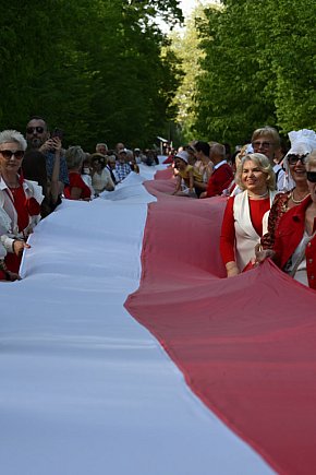 Uczcili Dzień Flagi, niosąc biało - czerwoną-22046