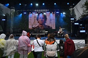Legniczanie świętowali mimo deszczu-22058