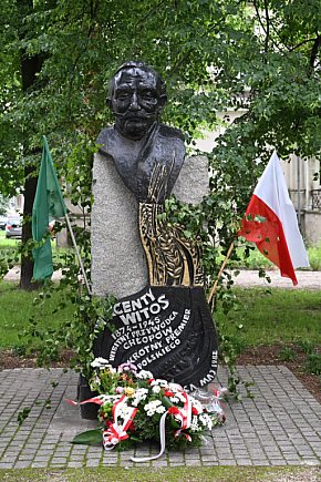 PSL składa kwiaty pod pomnikiem Witosa-22273