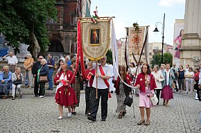 Tysiące wiernych uczestniczyly w procesji-22327