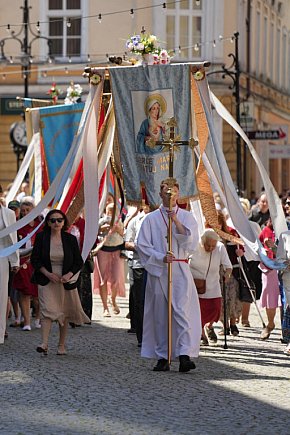 Tysiące wiernych uczestniczyly w procesji-22327