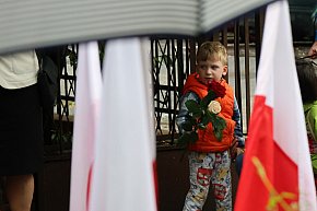 Złożenie kwiatów pod tablicą Szarych Szeregów-22527