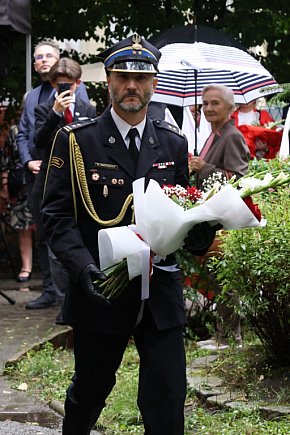 Złożenie kwiatów pod tablicą Szarych Szeregów-22527