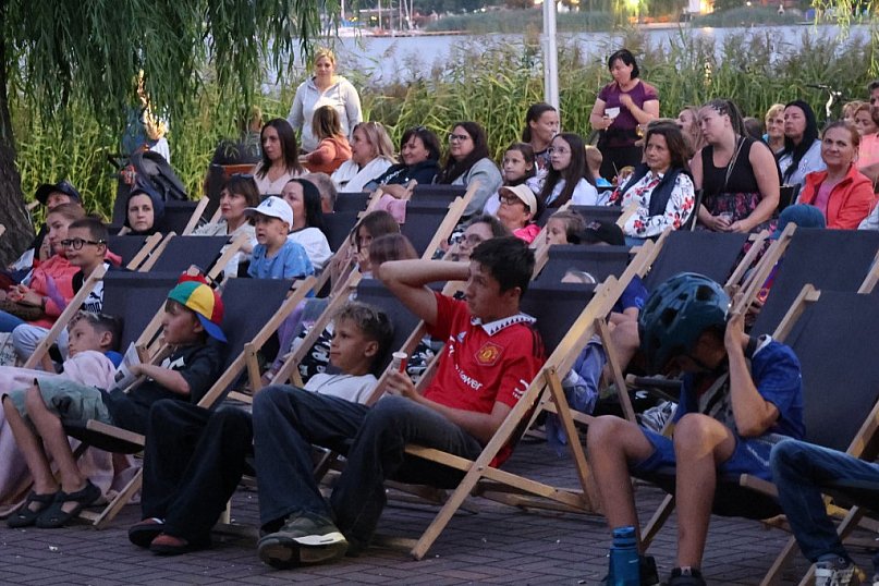 Rodzinny wieczór filmowy nad jeziorem w Kunicach