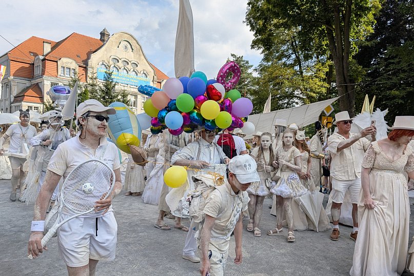 Parada Glinoludów i klimat Święta Ceramiki