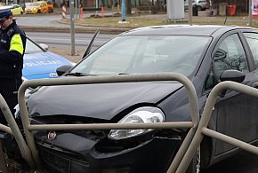 Uderzyła w barierki drogowe na ul. Żołnierzy II Armii Wojska Polskiego-104415