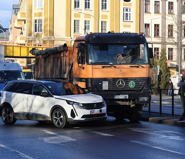 Stłuczka na Pocztowej. Osobowy Peugeot zderzył się z ciężarówką-104672