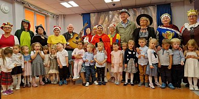 Seniorzy zamieszali w bajkach i porwali dzieci do teatralnej przygody-108052