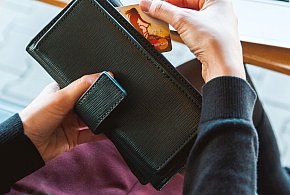 Emeryci coraz częściej rezygnują z gotówki. Wiemy, dlaczego-108310