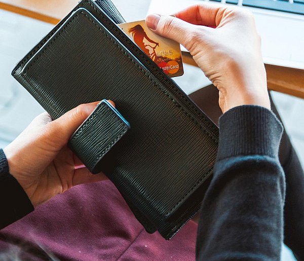 Emeryci coraz częściej rezygnują z gotówki. Wiemy, dlaczego-108310