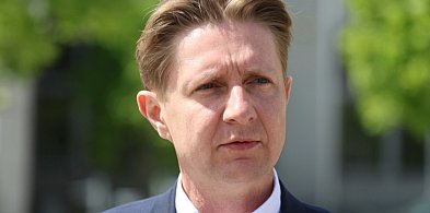 „Dość biedy w bogatym kraju!” - mówił Artur Bartoszewicz w Legnicy-108494