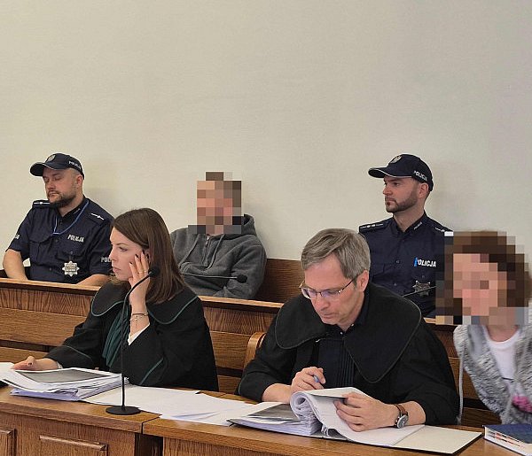 Skandaliczny gest egzekucji na sali rozpraw - 108469