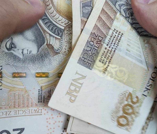 80 tysięcy złotych oddała oszustom - 108481