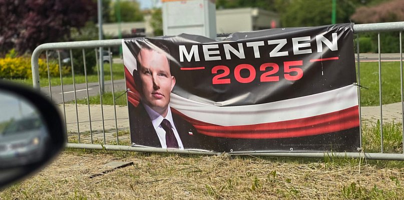 Barierki i kładki oklejone plakatami. Nikt nie pytał ZDM o zgodę - 108725