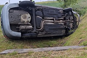 Na widok mundurowych „spanikował”  i dachował w rowie-108939