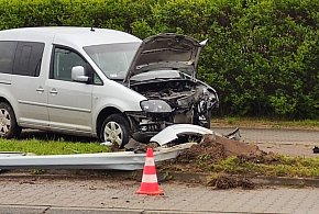 Pijana kobieta uderzyła w słup. W aucie wiozła sześcioletnie dziecko-108978