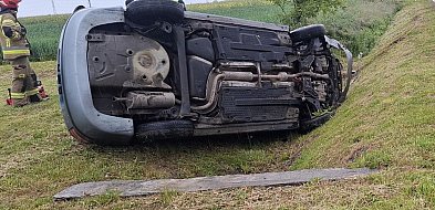 Na widok mundurowych „spanikował”  i dachował w rowie-108939