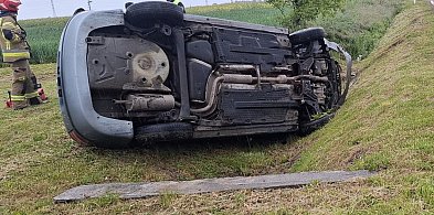 Na widok mundurowych „spanikował”  i dachował w rowie-108939