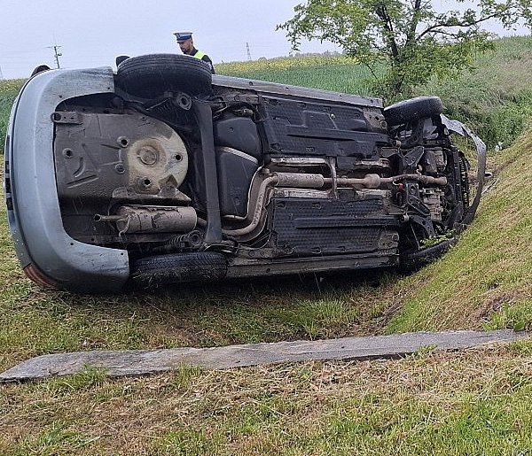 Na widok mundurowych „spanikował”  i dachował w rowie-108939