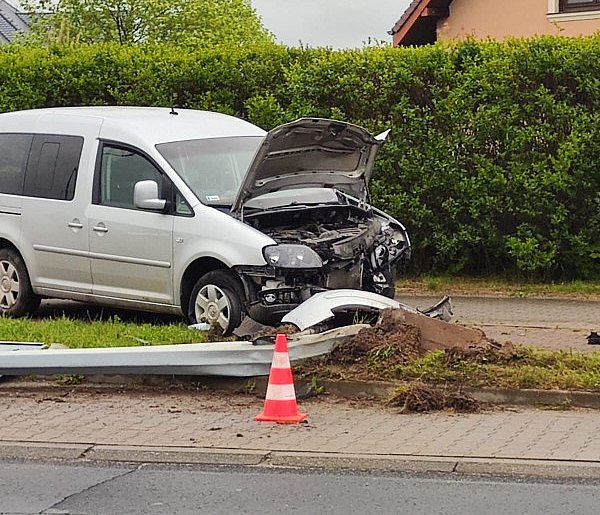Pijana kobieta uderzyła w słup. W aucie wiozła sześcioletnie dziecko-108978
