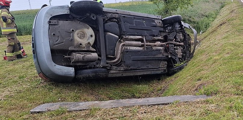 Na widok mundurowych „spanikował”  i dachował w rowie - 108939